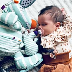 Dolce Primo Aktivitätsspielzeug Känguru Ozzie - 38 Cm 11 Dolce Primo Aktivitätsspielzeug Känguru Ozzie - 38 Cm -Djeco Geschaft dolce primo aktivitaetsspielzeug kaenguru ozzie 38 cm 3