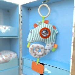 Dolce Primo Aktivitätsspielzeug Chamäleon Leon - 17 Cm 22 Dolce Primo Aktivitätsspielzeug Chamäleon Leon - 17 Cm -Djeco Geschaft dolce toys activity hanging chameleon