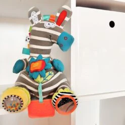 Dolce Classic Aktivitätsspielzeug Zebra Zeddy - 25 Cm 17 Dolce Classic Aktivitätsspielzeug Zebra Zeddy - 25 Cm -Djeco Geschaft dolce toys activity zebra