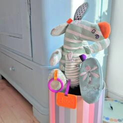 Dolce Primo Aktivitätsspielzeug Känguru Ozzie - 38 Cm 15 Dolce Primo Aktivitätsspielzeug Känguru Ozzie - 38 Cm -Djeco Geschaft dolce toys kangaroo