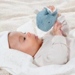 Fehn 056365 Musselindecke Mit Wal FehnNATUR – Weiche Babydecke Mit Knister-Spielzeug Aus 100% Bio-Baumwolle Für Babys Und Kleinkinder Ab 0+ Monaten – Größe: 135 X 100 Cm -Djeco Geschaft fehn 056365 musselindecke mit wal fehnnatur weiche babydecke mit knister spielzeug aus 100 bio baumwolle fuer babys und kleinkinder ab 0plus monaten groesse 135 x 100 cm 3