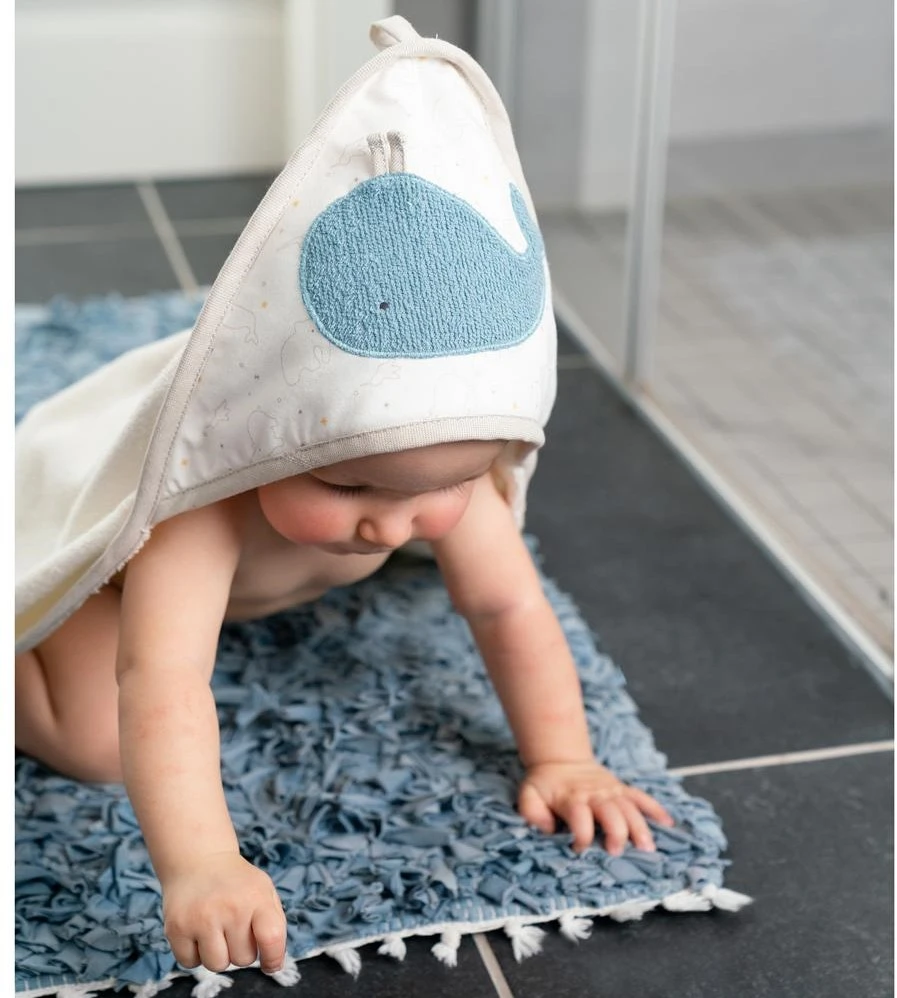 Fehn 056426 Bade-Set Wal FehnNATUR – Kapuzenhandtuch Und Waschlappen Aus 100% Bio-Baumwolle – Für Babys Und Kleinkinder Ab 0+ Monaten – Größe: 70 X 70 Cm, 26 Cm 5 Fehn 056426 Bade-Set Wal FehnNATUR – Kapuzenhandtuch Und Waschlappen Aus 100% Bio-Baumwolle – Für Babys Und Kleinkinder Ab 0+ Monaten – Größe: 70 X 70 Cm, 26 Cm – Bild 3