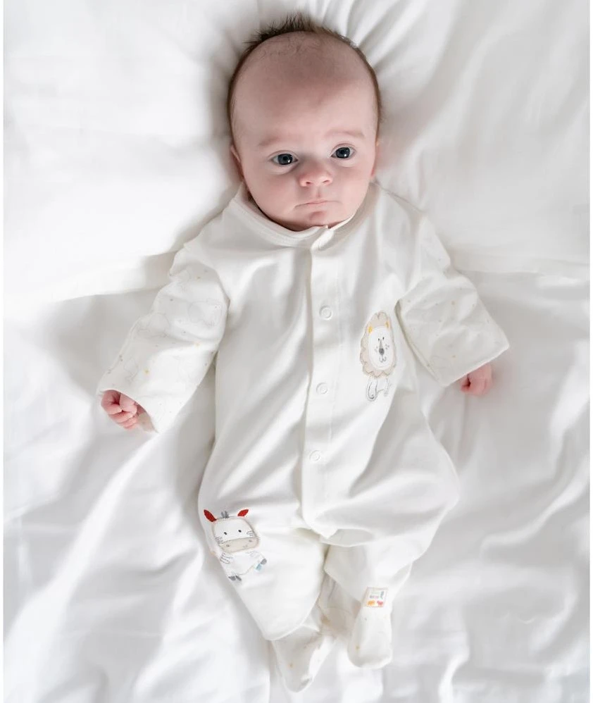 Fehn 056471 Schlafanzug FehnNATUR – Baby-Pyjama Set Mit Strampler & Spieltier Aus Bio-Baumwolle Für Babys Von 0-3 Monaten – Größe: 62 4 Fehn 056471 Schlafanzug FehnNATUR – Baby-Pyjama Set Mit Strampler & Spieltier Aus Bio-Baumwolle Für Babys Von 0-3 Monaten – Größe: 62 – Bild 2