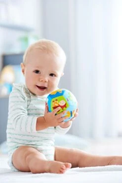 HABA Babyball Glücksbringer - 11 Cm 5 HABA Babyball Glücksbringer - 11 Cm -Djeco Geschaft haba babyball gluecksbringer 11 cm 2