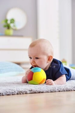HABA Babyball Regenbogen -Djeco Geschaft haba babyball regenbogen 2