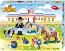 Hama Perlen 3151 Geschenk-Set Reiterhof Mit Ca. 4.000 Bunten Midi Bügelperlen Mit Durchmesser 5 Mm, Motivvorlage Und 2 Stiftplatten, Inkl. Bügelpapier, Kreativer Bastelspaß Für Groß Und Klein