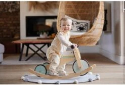 Janod Janod-2-in-1 Schaukel Dreirad Aus Holz-Anpassbare Wippe-Motorik Und Gleichgewichtssinn Entwickeln-Baby Holzspielzeug-FSC-Zertifiziert-Ab 12 Monaten, J03284 15 Janod Janod-2-in-1 Schaukel Dreirad Aus Holz-Anpassbare Wippe-Motorik Und Gleichgewichtssinn Entwickeln-Baby Holzspielzeug-FSC-Zertifiziert-Ab 12 Monaten, J03284 -Djeco Geschaft janod bikloon 2 in 1 houten schommelmotor driewieler 3