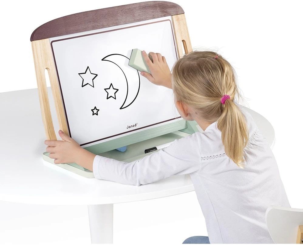 Janod - Holz Kreidetafel - Beidseitig Nutzbare Tragbare Maltafel Mit Schieferseite Und Whiteboard Für Filzstifte - Rutschfester Ständer - Mit 2 Kreiden, 1 Filzstift, 1 Schwamm - Ab 3 Jahren, J09631 4 Janod - Holz Kreidetafel - Beidseitig Nutzbare Tragbare Maltafel Mit Schieferseite Und Whiteboard Für Filzstifte - Rutschfester Ständer - Mit 2 Kreiden, 1 Filzstift, 1 Schwamm - Ab 3 Jahren, J09631 – Bild 2