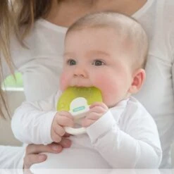 KidsMe Wassergefüllter Schnuller Mit Handgriff -Djeco Geschaft kidsme wassergefuellter schnuller mit handgriff 2