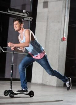 Micro Kickboard Compact Black Matt (Interchangeable) -Djeco Geschaft micro kickboard compact black matt interchangeable 3