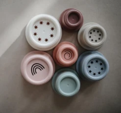 MUSHIE - STACKING CUP - Stapelbarer Becher -Djeco Geschaft mushie stacking cup stapelbarer becher 2