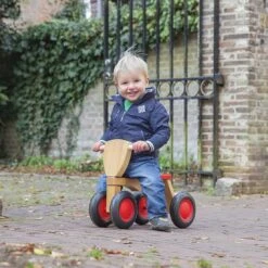 New Classic Toys® Neu Classic Toys Road Star Holz 4-Rad-Balance Fahrrad - Rot -Djeco Geschaft new classic toys road star houten 4 wieler loopfiets rood 1