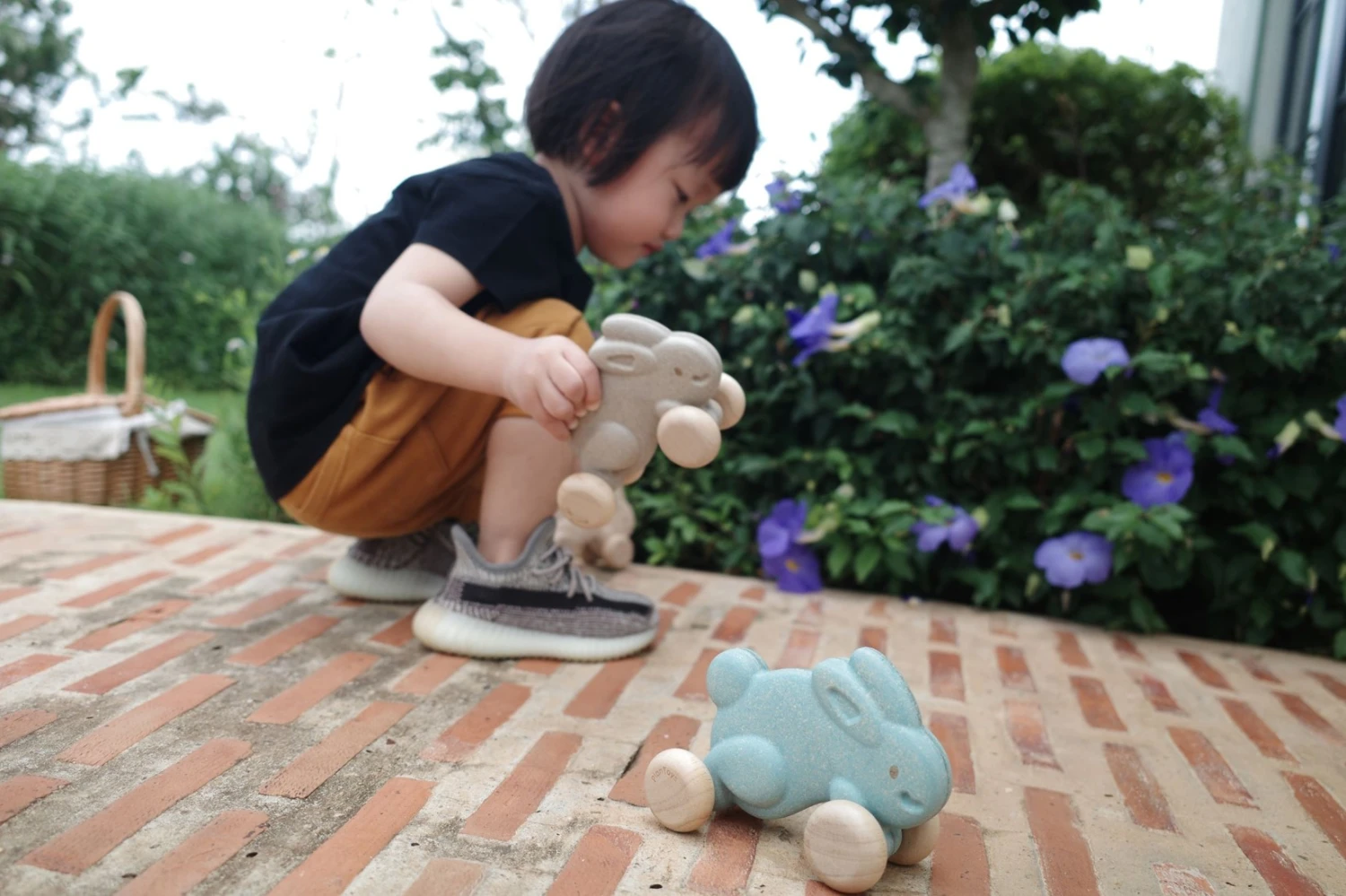 Plan Toys PlanToys Holzspielzeug Push Along Bunny-Blau 4 Plan Toys PlanToys Holzspielzeug Push Along Bunny-Blau – Bild 2