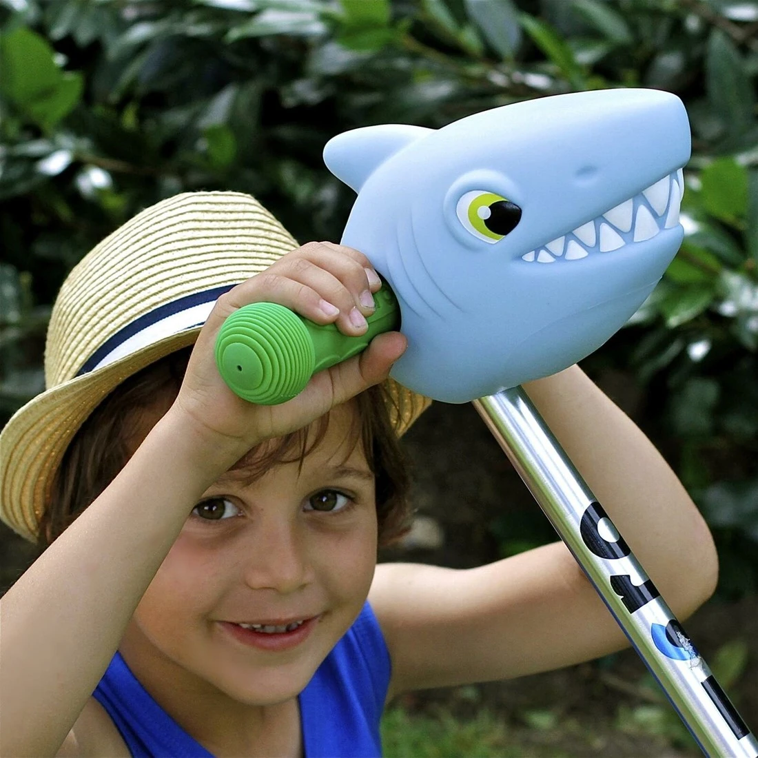 MICRO Scootaheadz Hai: Kinder Scooter Zubehör Scooter Haifisch Kopf | Blau, Rot Und Silber | Passt An Gängige 2 Und 3 Rädrige Roller Für Kinder 4 MICRO Scootaheadz Hai: Kinder Scooter Zubehör Scooter Haifisch Kopf | Blau, Rot Und Silber | Passt An Gängige 2 Und 3 Rädrige Roller Für Kinder – Bild 2