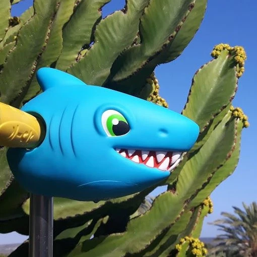 MICRO Scootaheadz Hai: Kinder Scooter Zubehör Scooter Haifisch Kopf | Blau, Rot Und Silber | Passt An Gängige 2 Und 3 Rädrige Roller Für Kinder 5 MICRO Scootaheadz Hai: Kinder Scooter Zubehör Scooter Haifisch Kopf | Blau, Rot Und Silber | Passt An Gängige 2 Und 3 Rädrige Roller Für Kinder – Bild 3