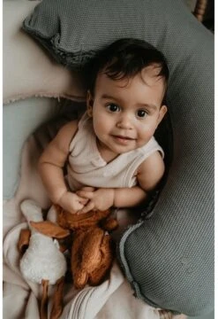 Snoozebaby Fütterungskissen Storm Grey - 75 X 20 X 15 Cm 7 Snoozebaby Fütterungskissen Storm Grey - 75 X 20 X 15 Cm -Djeco Geschaft snoozebaby fuetterungskissen storm grey 75 x 20 x 15 cm 3