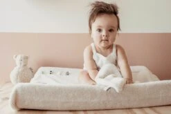 Snoozebaby Wickelauflage Happy Dressing Stone Beige - 45 X 70cm GOTS 10 Snoozebaby Wickelauflage Happy Dressing Stone Beige - 45 X 70cm GOTS -Djeco Geschaft snoozebaby organic changing cover happy dressing 45 x 70cm stone beige
