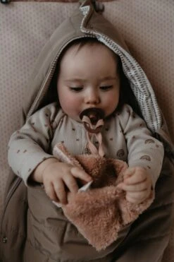 Snoozebaby Kuscheltier Sweet Dreaming Milky Rust - 25 X 25cm GOTS 13 Snoozebaby Kuscheltier Sweet Dreaming Milky Rust - 25 X 25cm GOTS -Djeco Geschaft snoozebaby organic comfort toy sweet dreaming 25x25cm milky rust 2