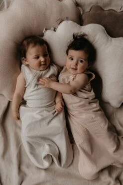 Snoozebaby Fütterungskissen Milky Rust - 75 X 20 X 15 Cm -Djeco Geschaft snoozebaby organic feeding pillow milky rust with detachable cover