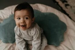 Snoozebaby Fütterungskissen Smokey Green - 75 X 20 X 15 Cm 9 Snoozebaby Fütterungskissen Smokey Green - 75 X 20 X 15 Cm -Djeco Geschaft snoozebaby organic feeding pillow smokey green with detachable cover