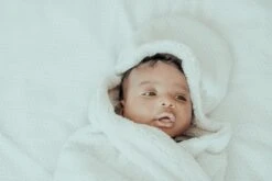 Snoozebaby Wickeldecke Trendy Wrapping Stone Beige - 90x110cm -Djeco Geschaft snoozebaby organic wrap blanket trendy wrapping 90x110cm stone beige 1