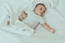 Snoozebaby Wickeldecke Trendy Wrapping Stone Beige - 90x110cm -Djeco Geschaft snoozebaby organic wrap blanket trendy wrapping 90x110cm stone beige 2