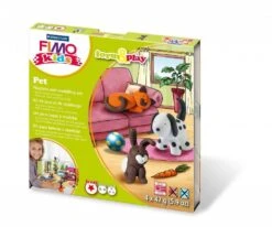 Staedtler 8034 02 LY Fimo Kids Form&play Set Pet (superweiche, Ofenhärtende Knete, Kinderleichte Anleitung, Wiederverschließbare Box, Set Mit 4 Fimo Blöcken, 1 Modellierstab Und 1 Spielkulisse)