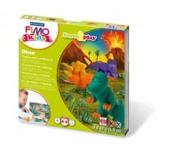 Staedtler 8034 07 LY Fimo Kids Form&play Set Dino (superweiche, Ofenhärtende Knete, Kinderleichte Anleitung, Wiederverschließbare Box, Set Mit 4 Fimo Blöcken, 1 Modellierstab Und 1 Spielkulisse)
