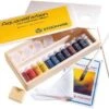 Stockmar Aquarellfarbe 20 Ml, Künstler-Sortiment 12 Farben Im Holzkasten, Mit Pinsel Und Zubehör -Djeco Geschaft stockmar aquarellfarbe 20 ml kuenstler sortiment 12 farben im holzkasten mit pinsel und zubehoer