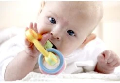 Tolo Baby Rassel Dreieck - Pastell Farbe -Djeco Geschaft tolo baby rassel dreieck pastell farbe 3