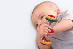 Tolo Classic Toy Geschenk-Set - 3 Stück -Djeco Geschaft tolo classic cadeauset 3 delig rubberen schakels rammelaars 2