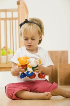 TOLO 86421 - Clip On Bär -Djeco Geschaft tolo classic clip on friends teddybeer 1