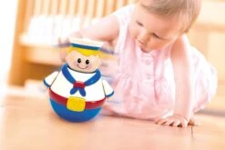 TOLO 89348 Classic - Stehaufmännchen Roly Poly Seemann -Djeco Geschaft tolo classic tuimelaar roly poly zeeman met geluid