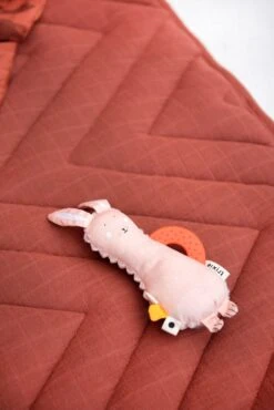 Trixie Mini-Activity-Spieltier - Mrs. Rabbit -Djeco Geschaft trixie mini activiteitenspeeltje mrs rabbit