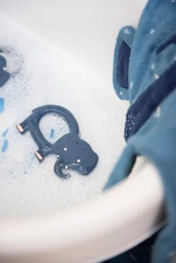 Trixie Greifling Aus Naturkautschuk - Mrs. Elephant 11 Trixie Greifling Aus Naturkautschuk - Mrs. Elephant -Djeco Geschaft trixie natuurlijk rubber grijpspeeltje mrs elephant 1