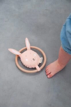 Trixie Rassel - Mrs. Rabbit -Djeco Geschaft trixie rammelaar mrs rabbit 1